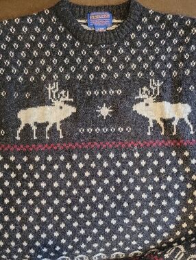 Pendleton Men’s M Charcoal Gray Crewneck with Cream Reindeer and Red Accents